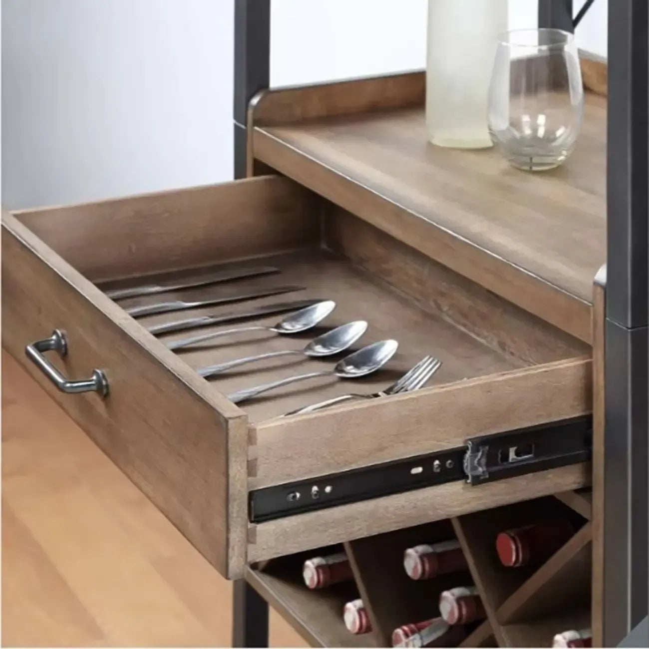 Porte-bouteilles et porte-verres en bois naturel brun et casier à vin ouvert