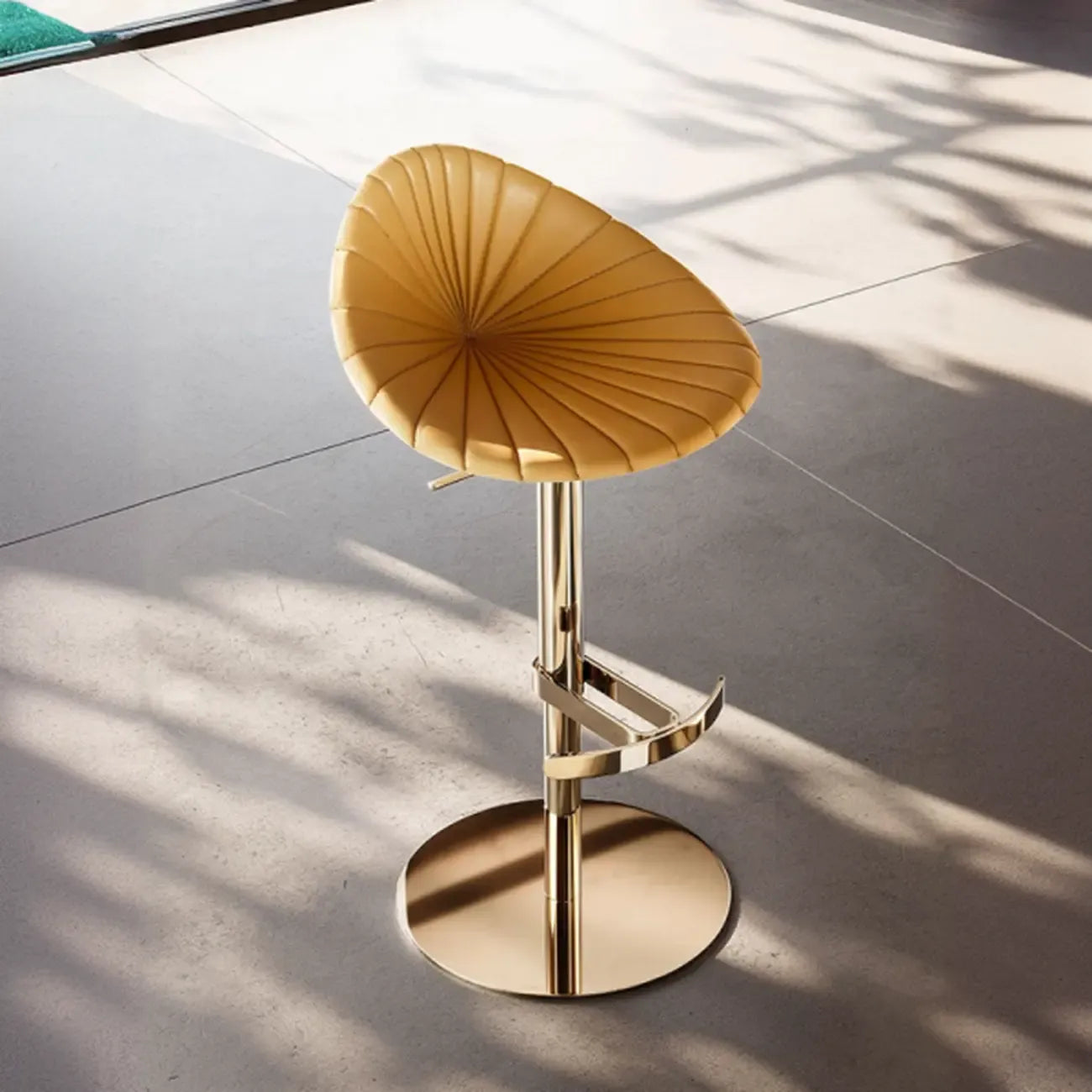 Tabouret de bar de luxe en cuir à hauteur réglable, piédestal doré