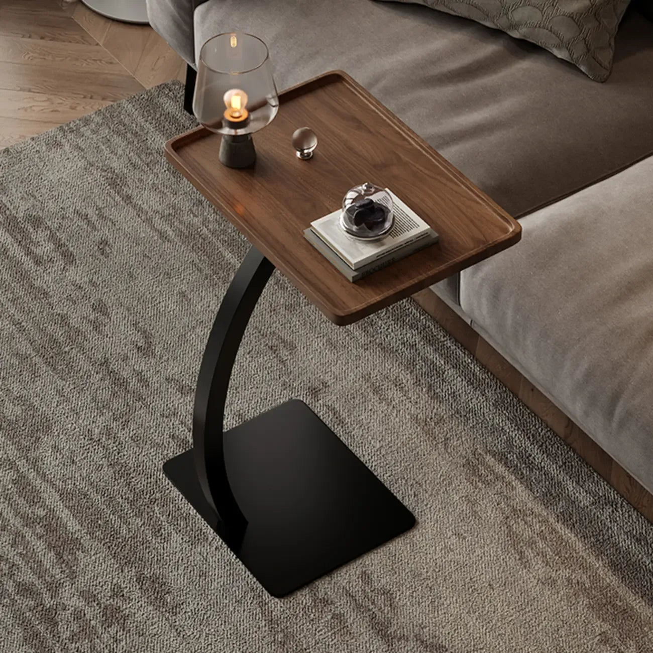Table d'appoint en forme de C avec plateau en bois brun et métal pour salon
