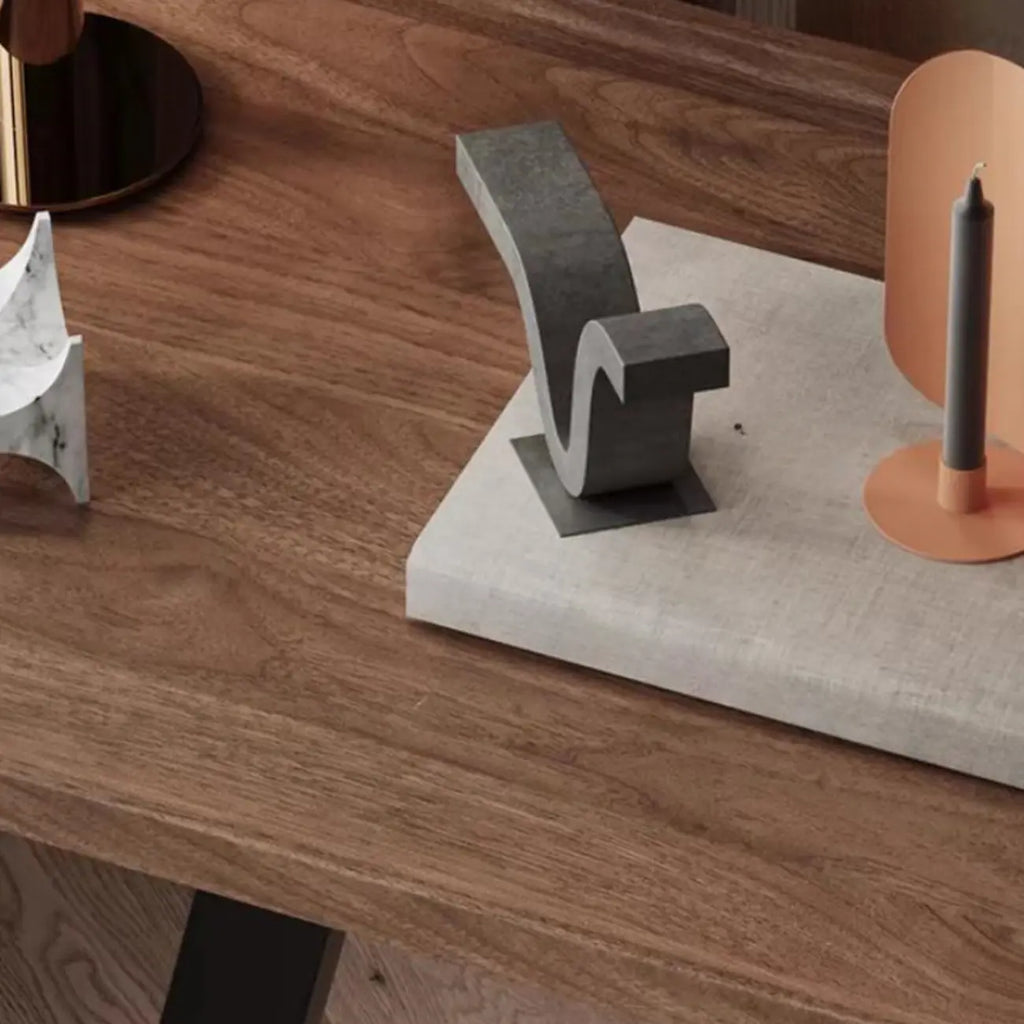 Table d'appoint en forme de C avec plateau en bois brun et métal pour salon