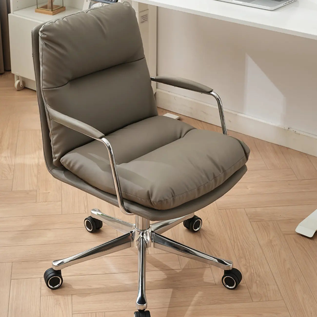 Fauteuil de bureau pivotant ergonomique moderne en cuir à dossier mi-haut