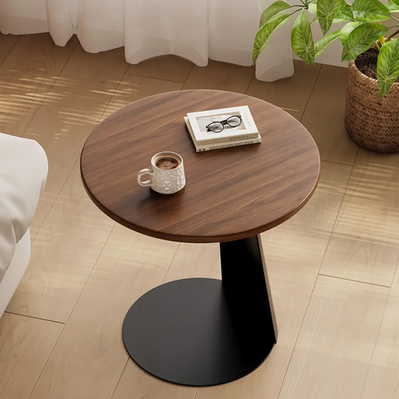 Table d'appoint ronde moderne en frêne brun en forme de C