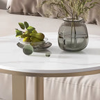 Table d'appoint moderne en acier avec plateau rond en pierre frittée et forme en C