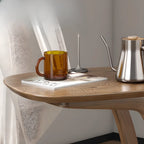 Table d'appoint minimaliste en bois naturel en forme de C pour salon