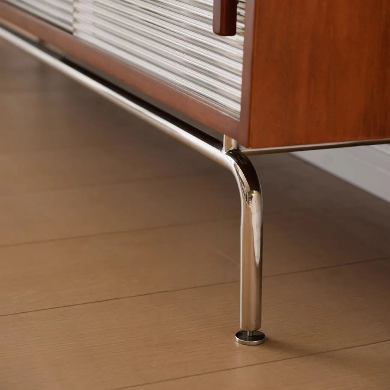 Buffet moderne avec portes coulissantes en pin et merisier