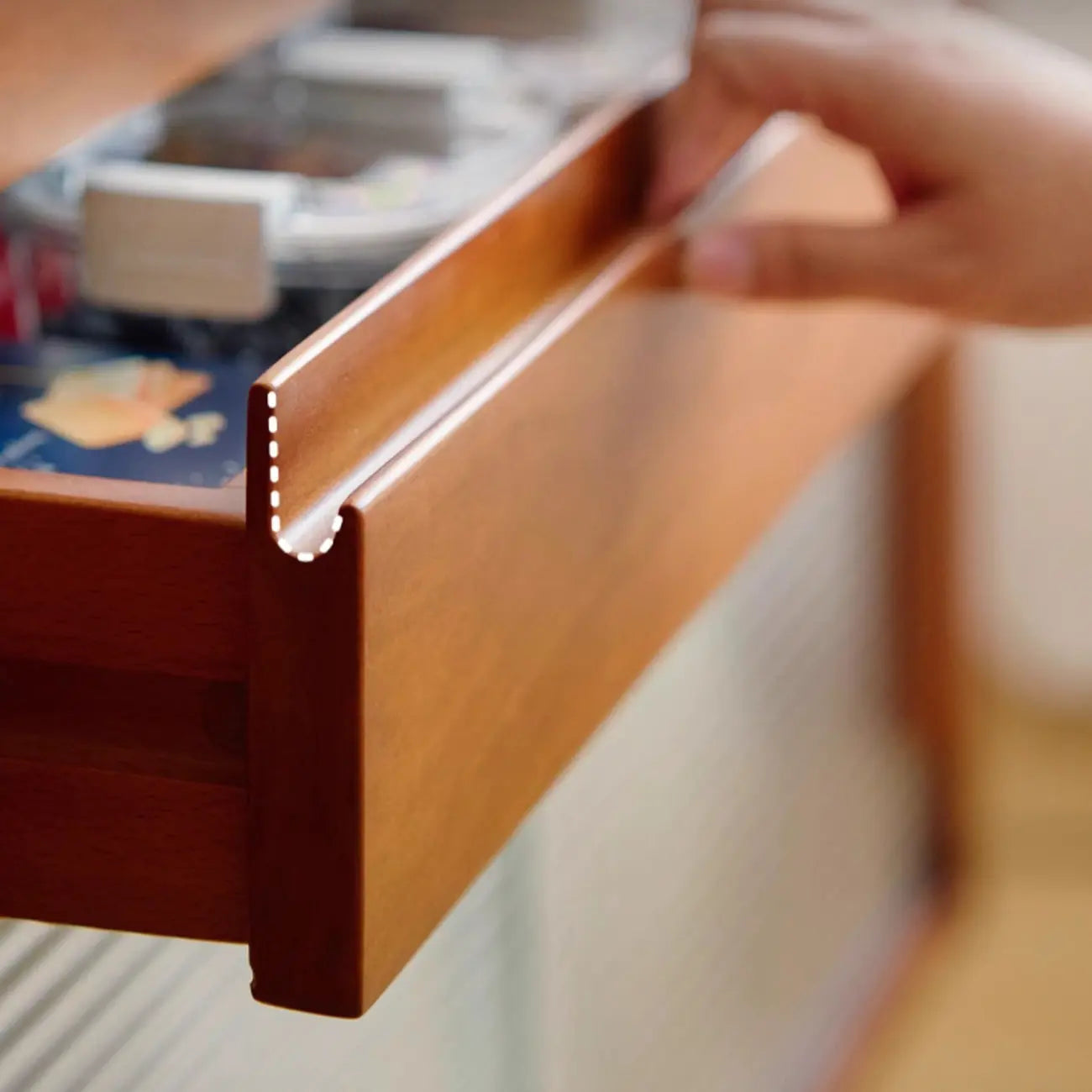 Buffet moderne avec portes coulissantes en pin et merisier