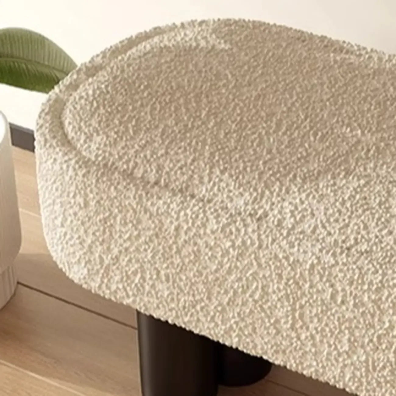 Banc de chambre moderne beige capitonné avec structure en métal