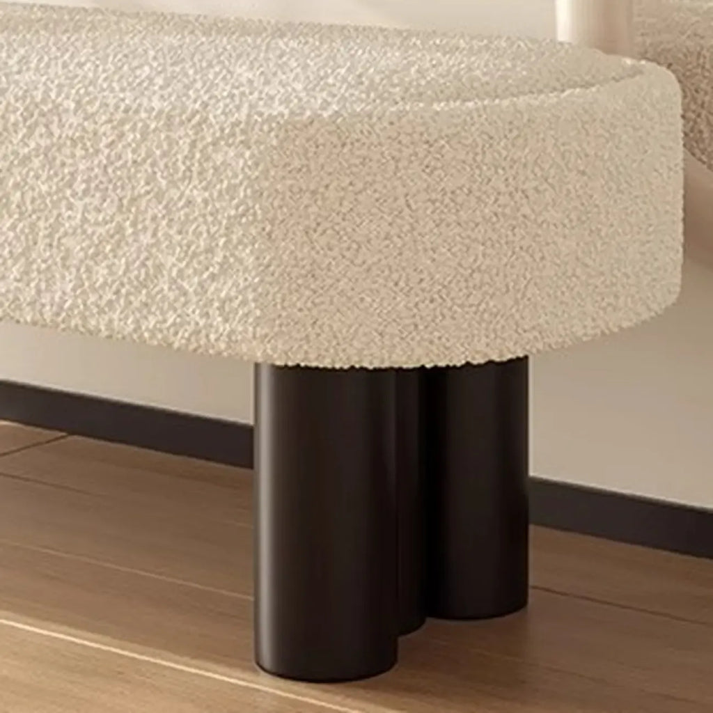 Banc de chambre moderne beige capitonné avec structure en métal