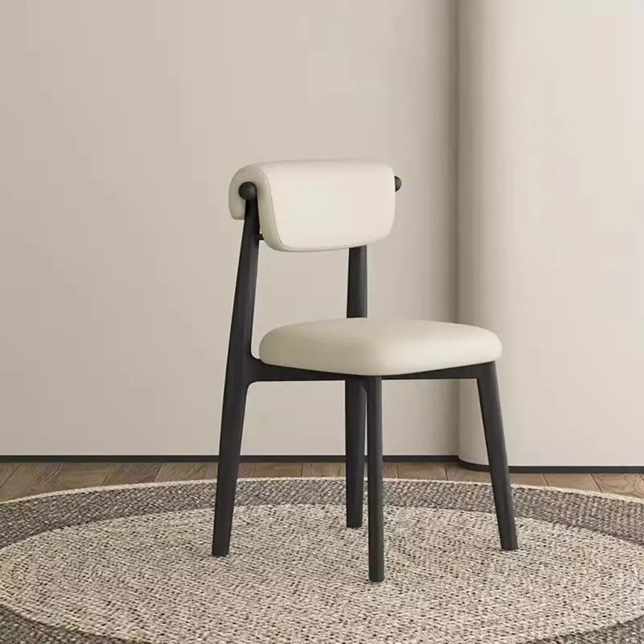 Chaise de salle à manger élégante à dossier bas, revêtue de similicuir.