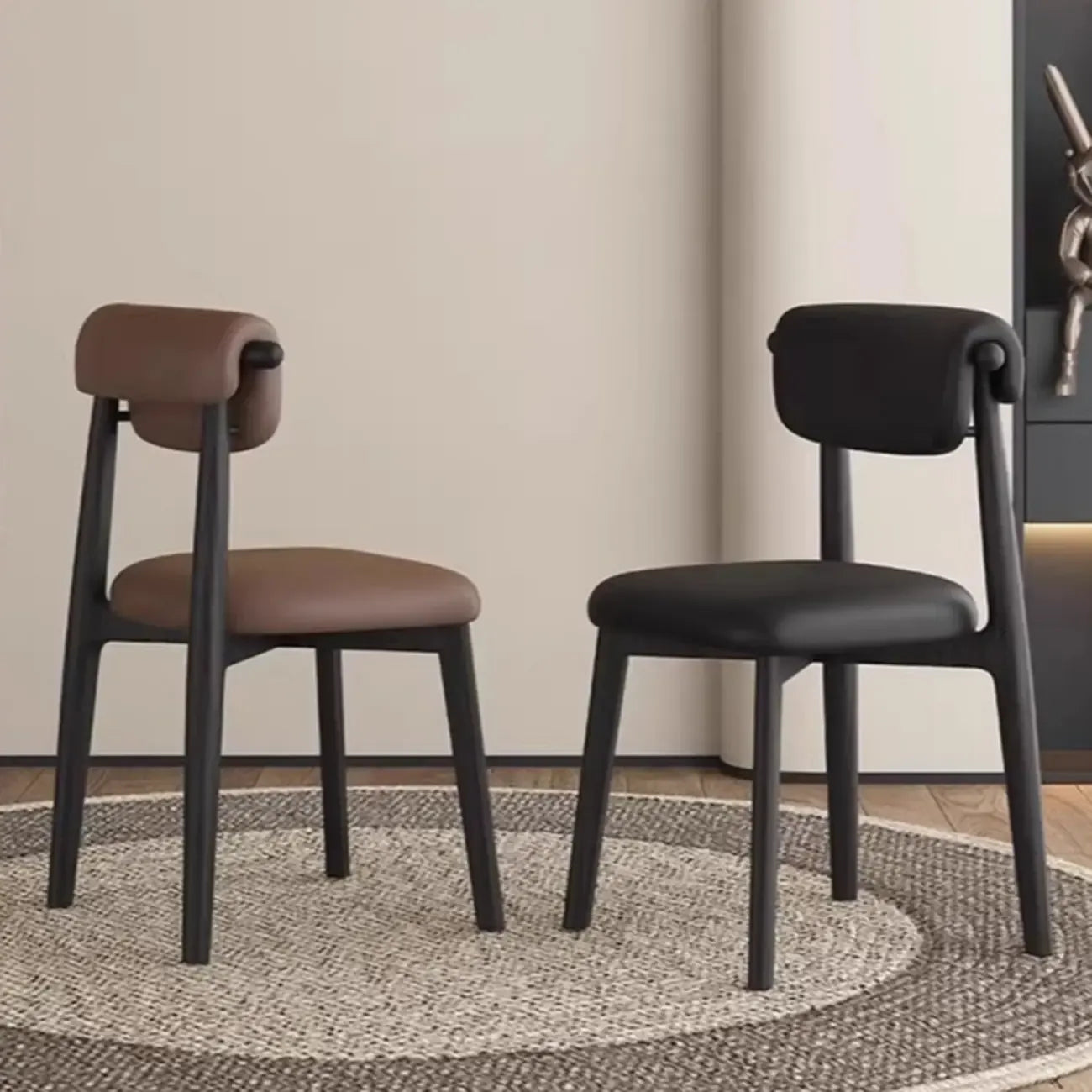 Chaise de salle à manger élégante à dossier bas, revêtue de similicuir.