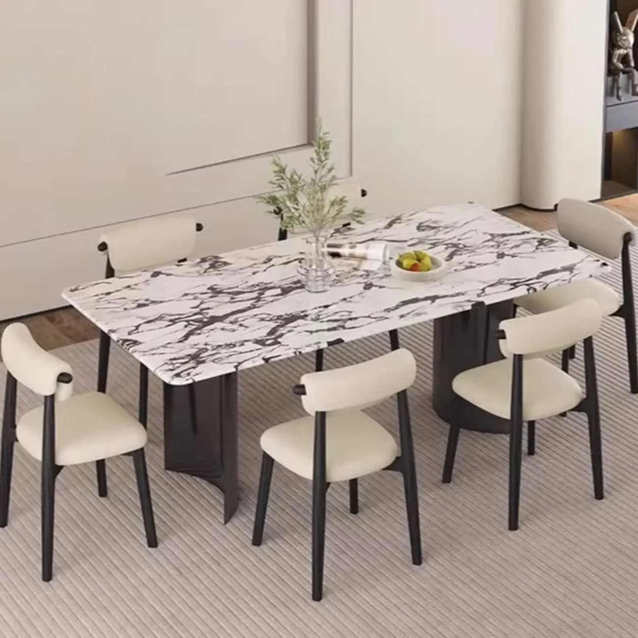 Chaise de salle à manger élégante à dossier bas, revêtue de similicuir.