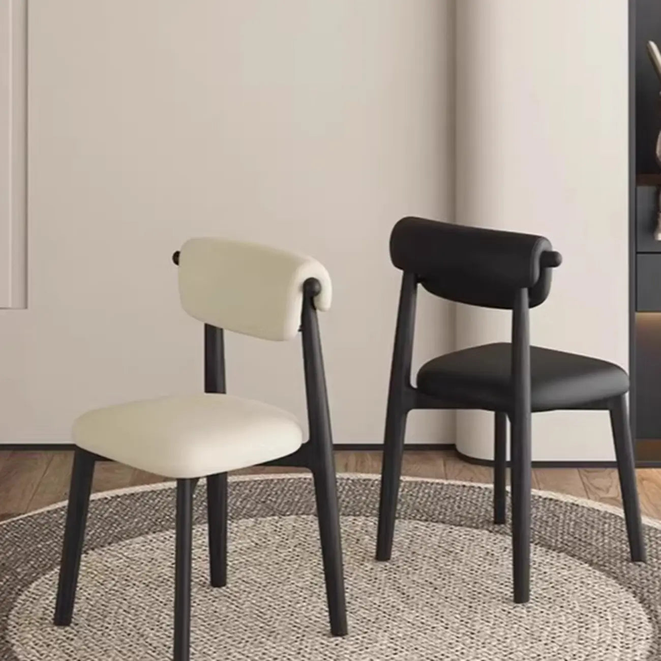 Chaise de salle à manger élégante à dossier bas, revêtue de similicuir.