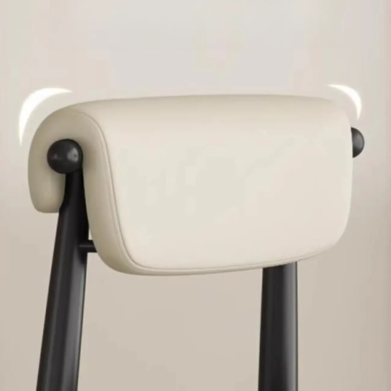 Chaise de salle à manger élégante à dossier bas, revêtue de similicuir.