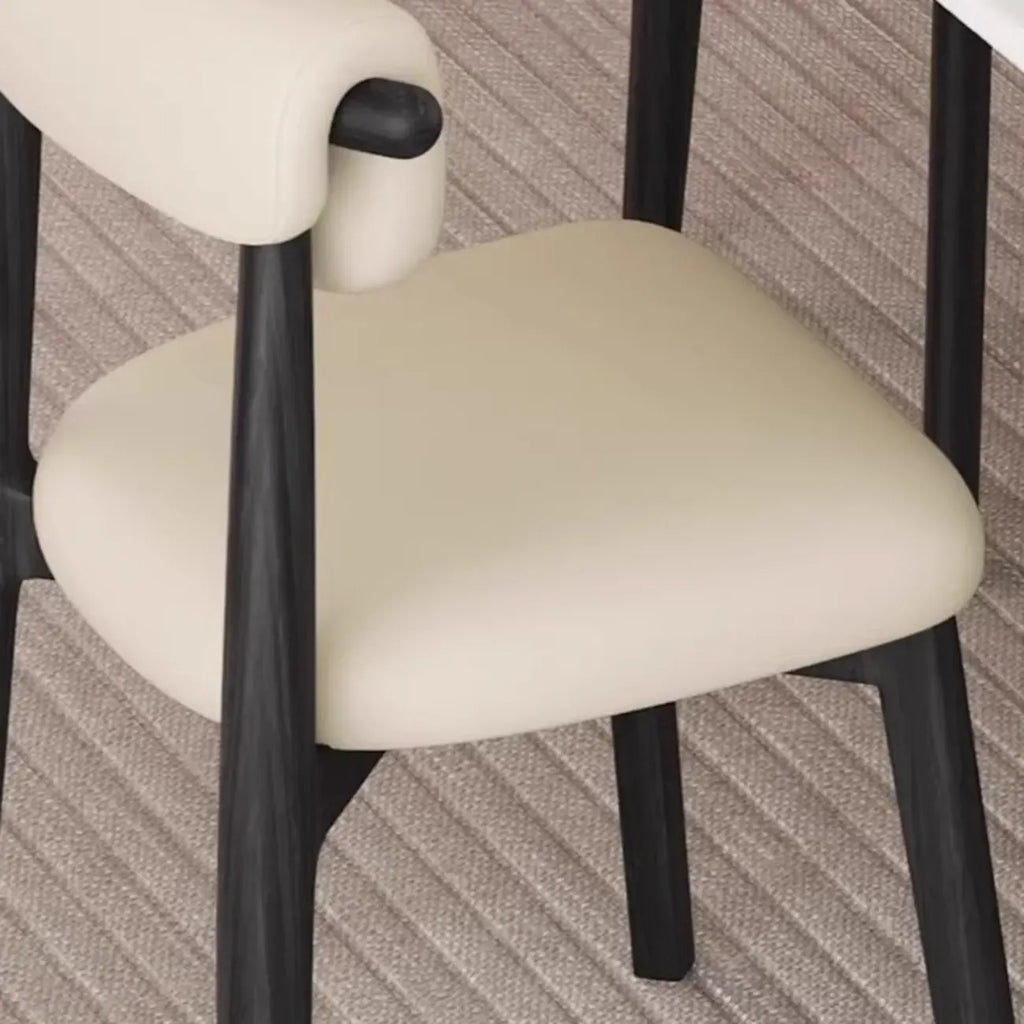 Chaise de salle à manger élégante à dossier bas, revêtue de similicuir.