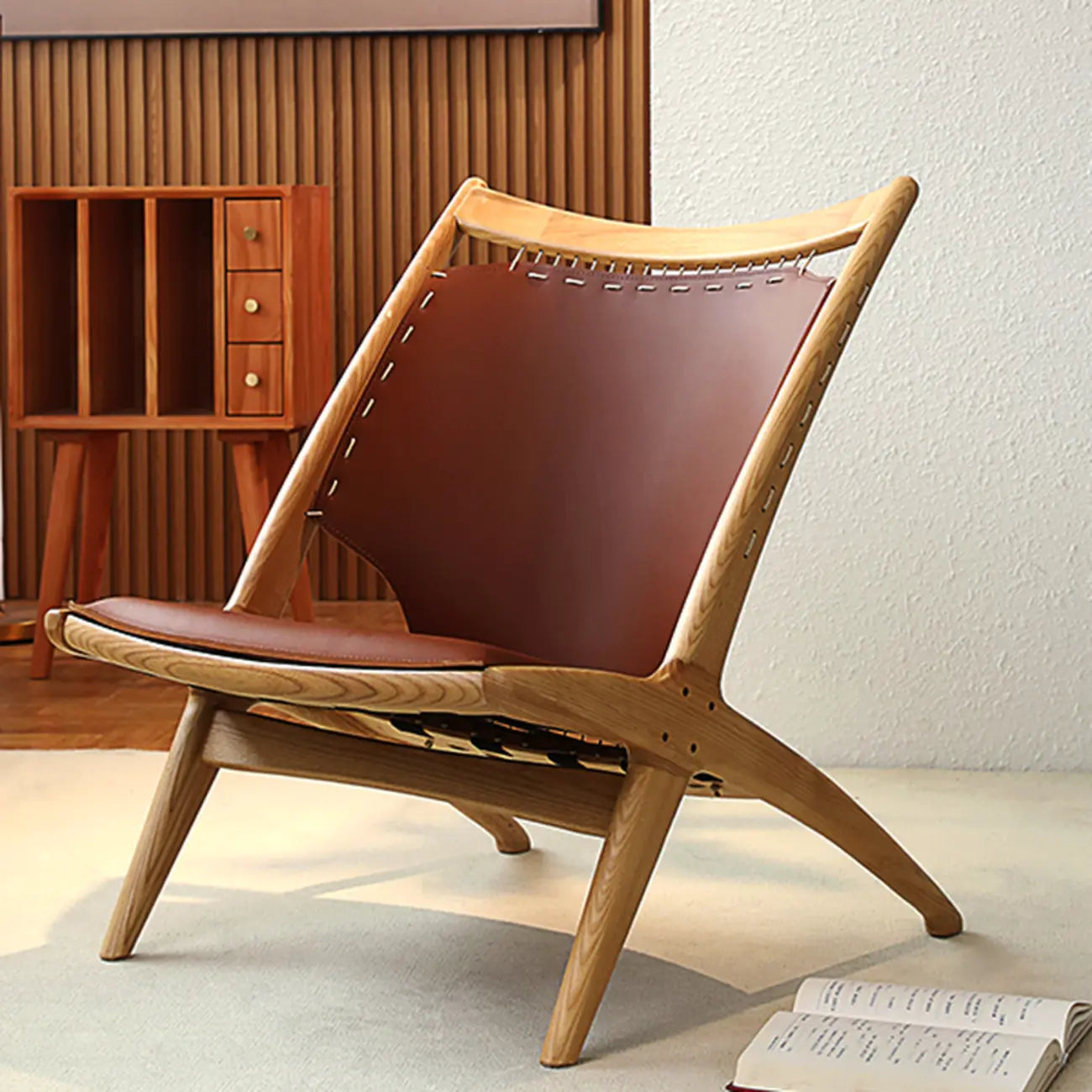 Fauteuil minimaliste en cuir marron selle pour salon