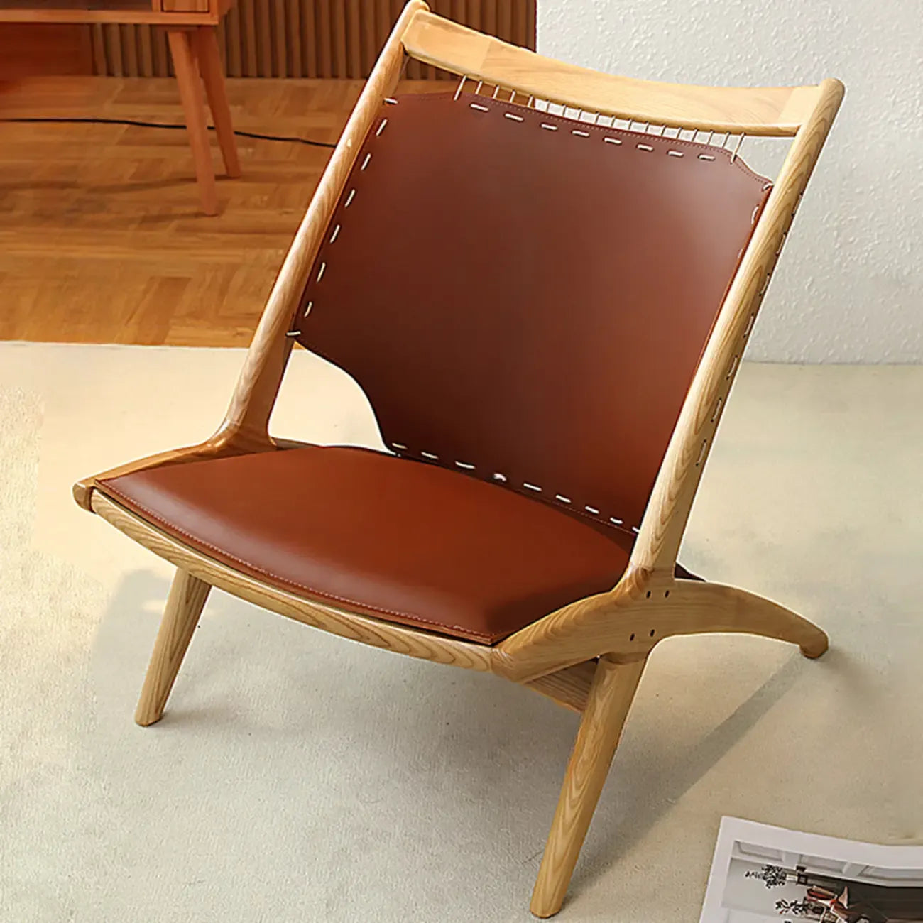 Fauteuil minimaliste en cuir marron selle pour salon