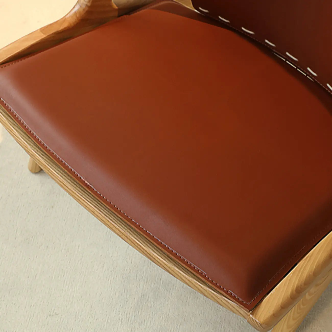 Fauteuil minimaliste en cuir marron selle pour salon