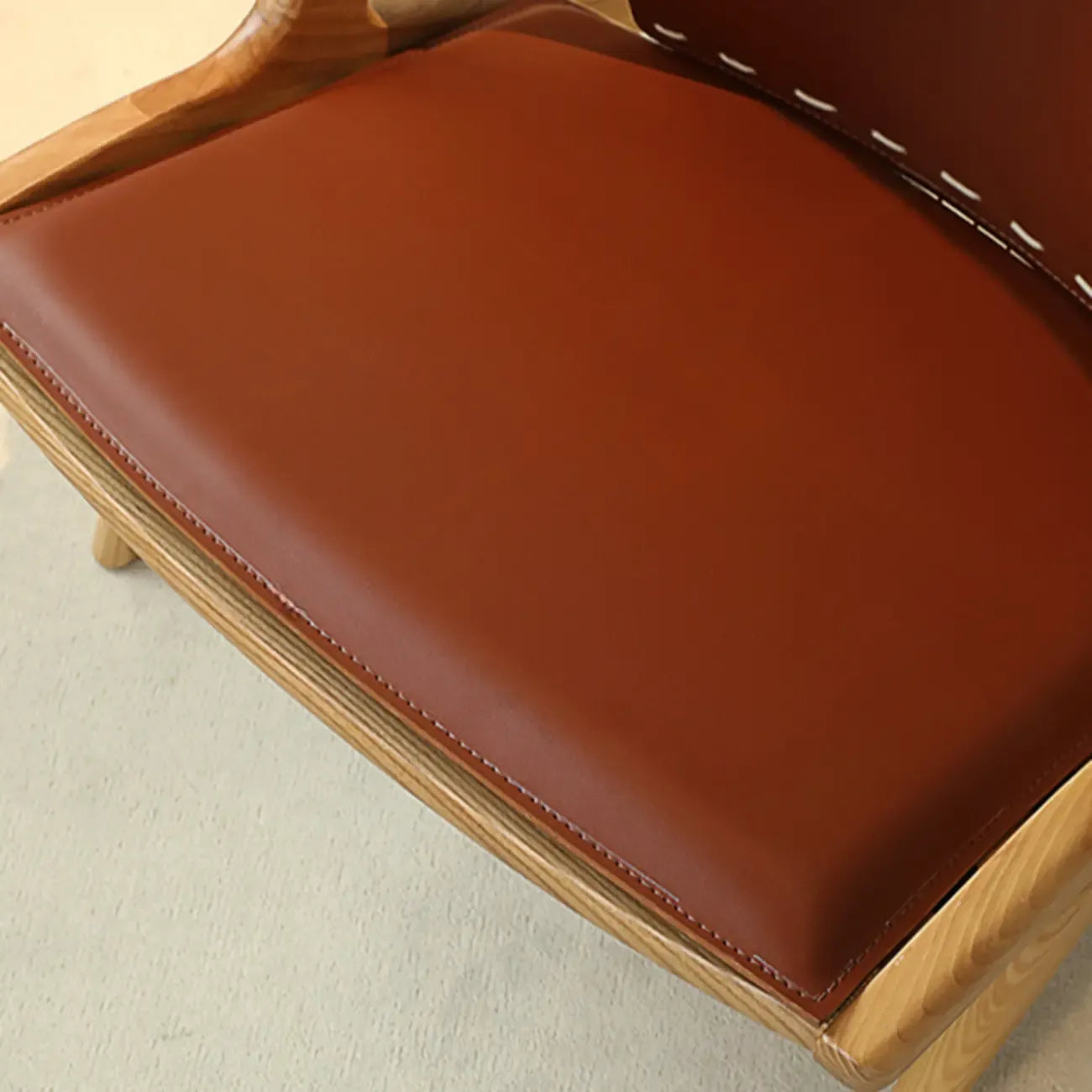Fauteuil minimaliste en cuir marron selle pour salon
