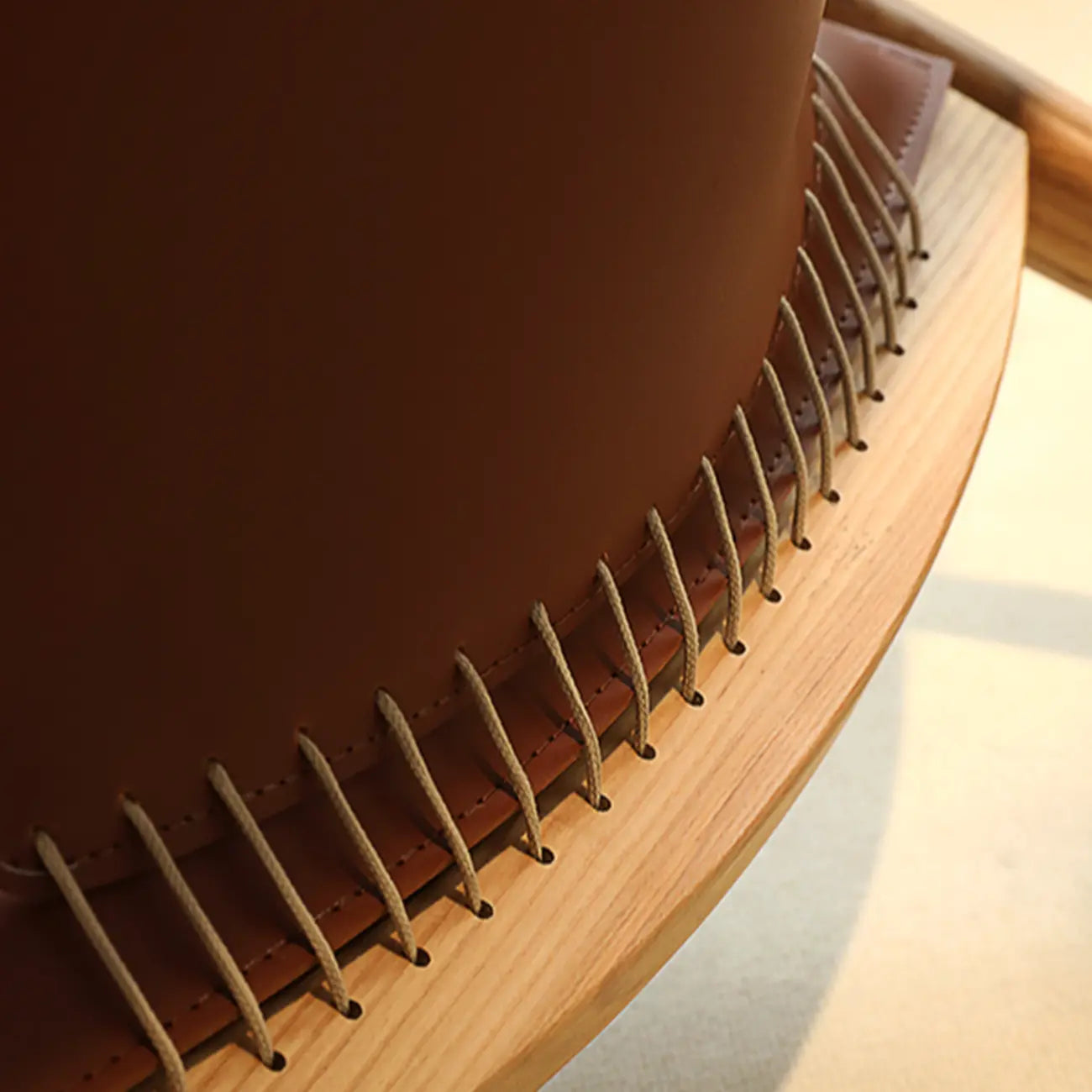 Fauteuil minimaliste en cuir marron selle pour salon