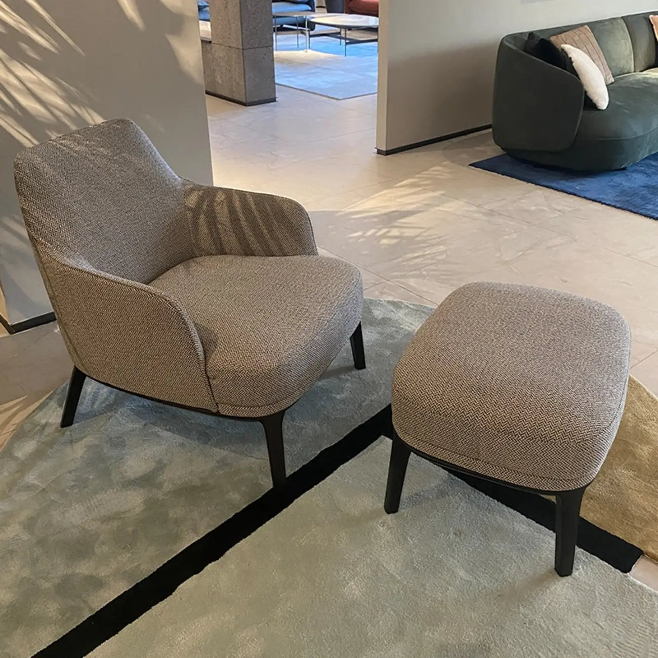 Fauteuil d'appoint moderne à dossier haut avec repose-pieds