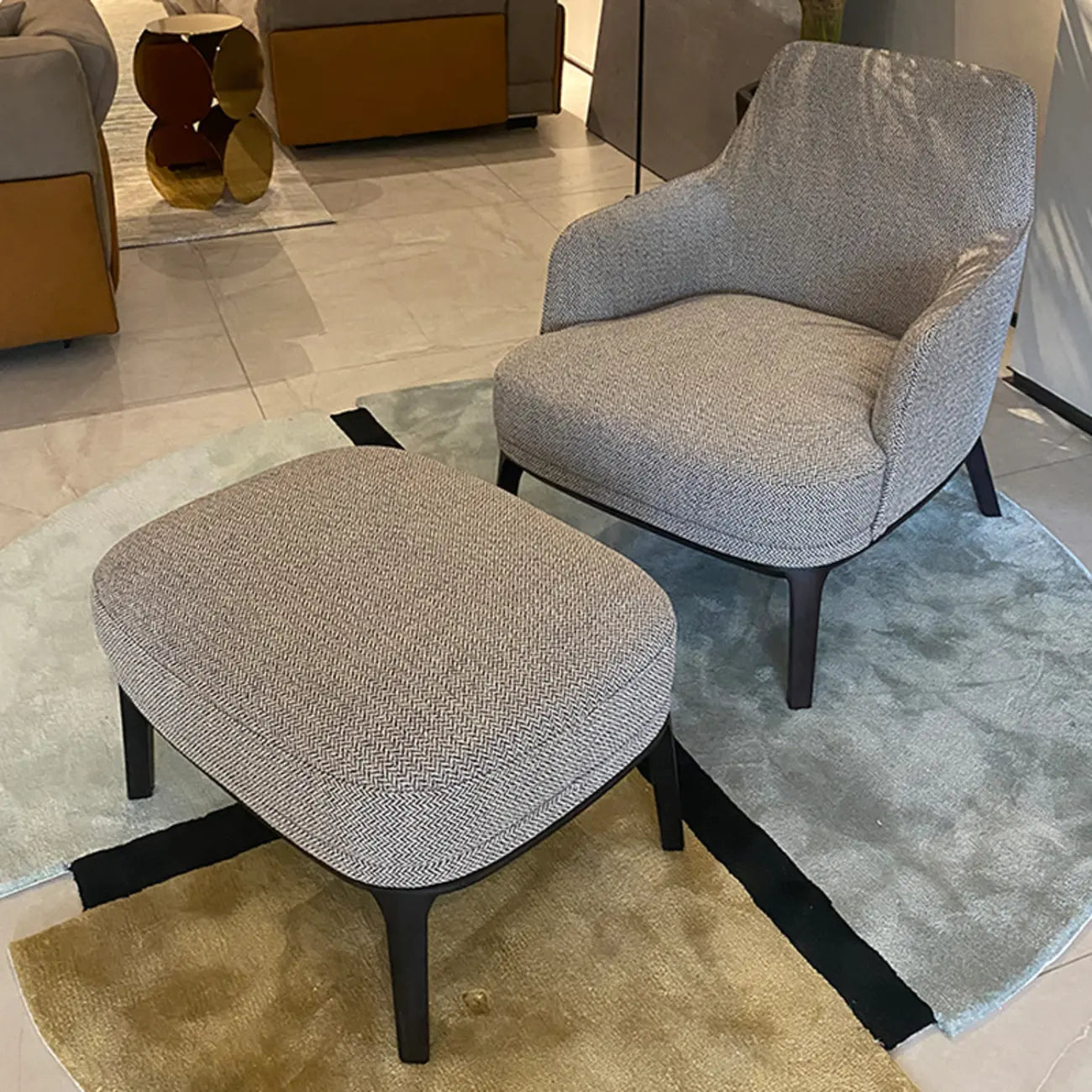 Fauteuil d'appoint moderne à dossier haut avec repose-pieds