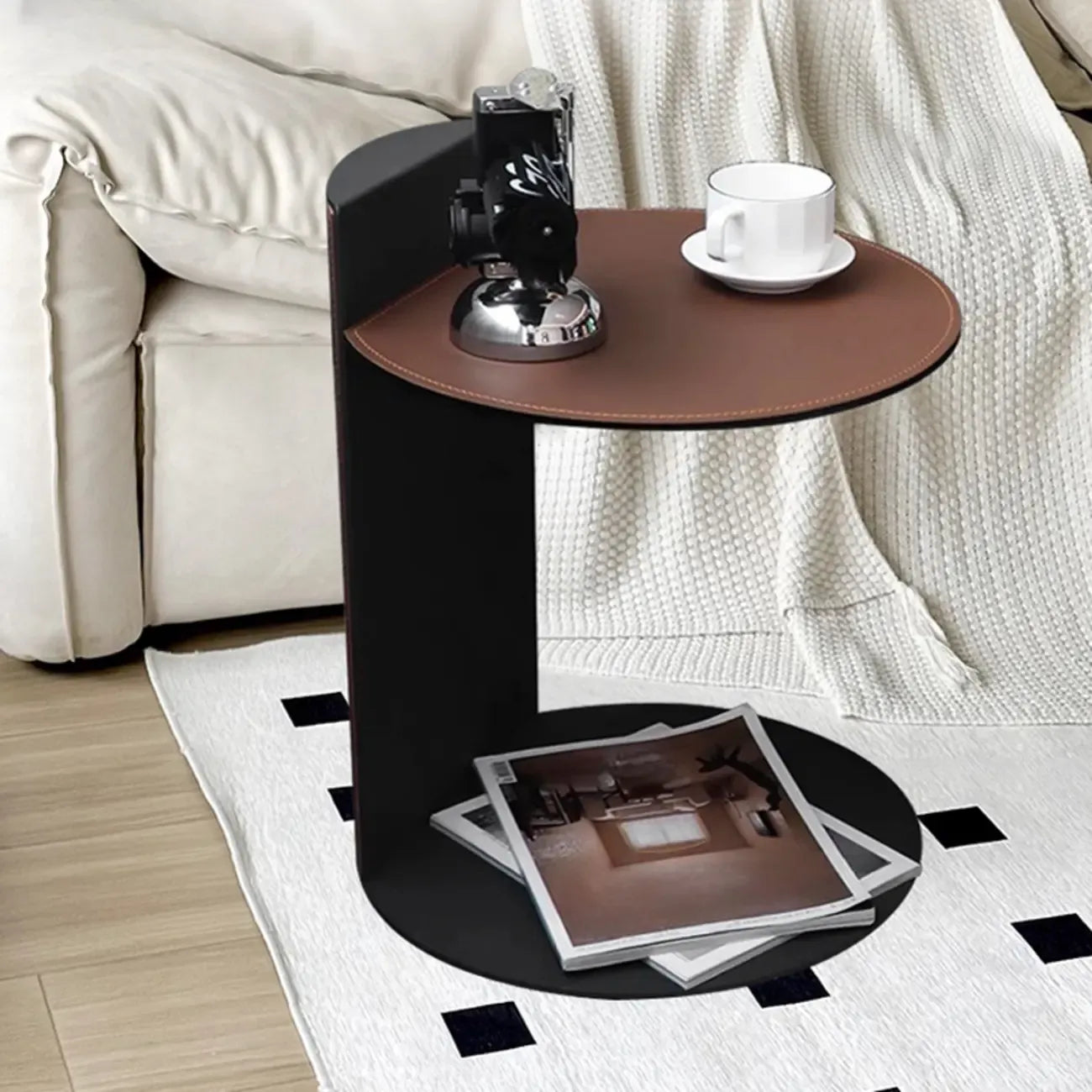 Table d'appoint contemporaine en forme de C avec plateau en cuir et piètement en métal
