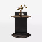 Table d'appoint contemporaine en forme de C avec plateau en cuir et piètement en métal