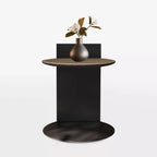 Table d'appoint contemporaine en forme de C avec plateau en cuir et piètement en métal