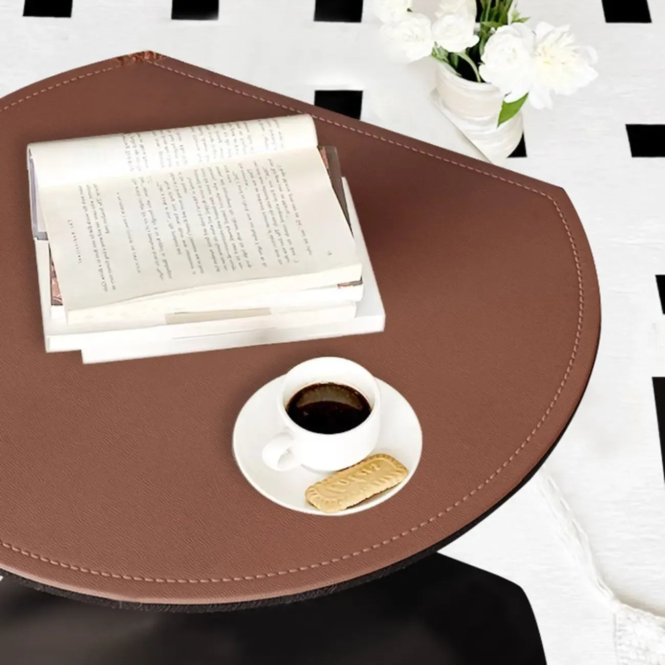 Table d'appoint contemporaine en forme de C avec plateau en cuir et piètement en métal