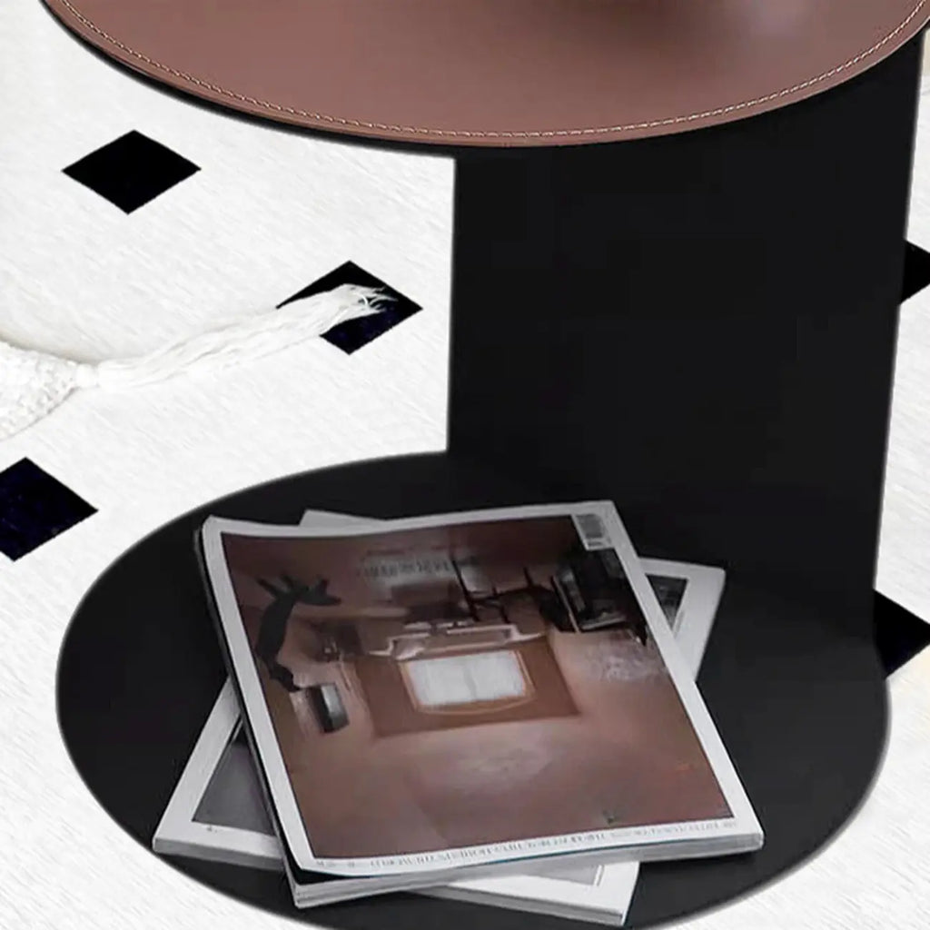 Table d'appoint contemporaine en forme de C avec plateau en cuir et piètement en métal