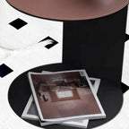 Table d'appoint contemporaine en forme de C avec plateau en cuir et piètement en métal
