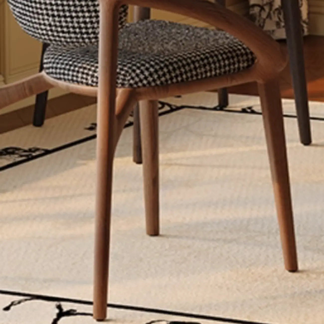 Chaise de salle à manger en bois de style moderne du milieu du siècle avec accoudoirs