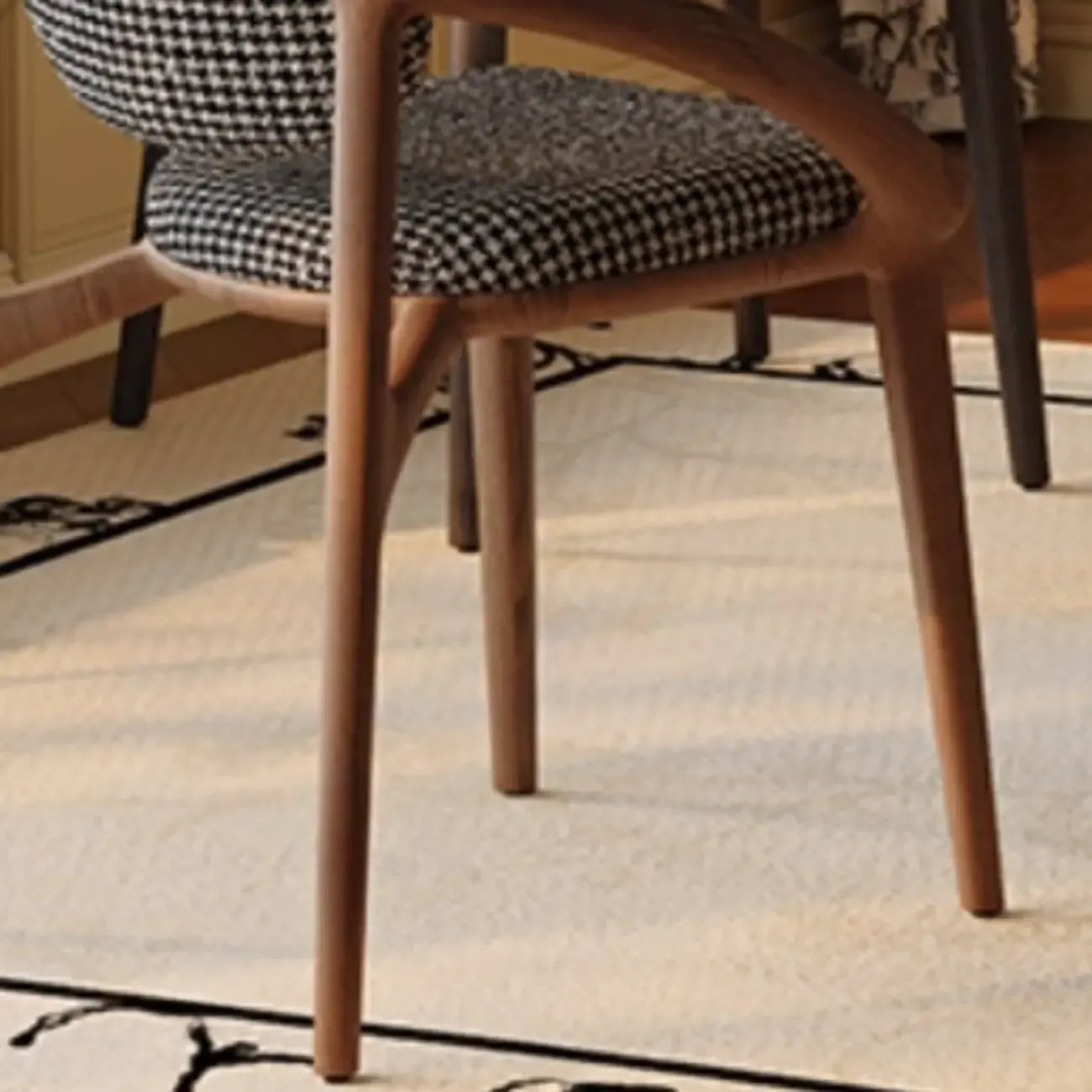 Chaise de salle à manger en bois de style moderne du milieu du siècle avec accoudoirs