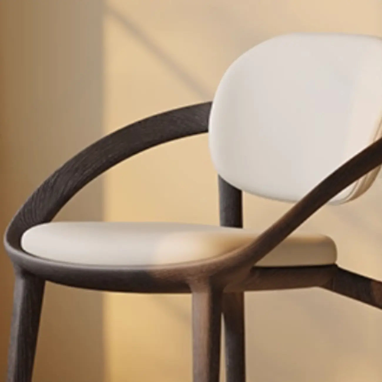 Chaise de salle à manger en bois de style moderne du milieu du siècle avec accoudoirs