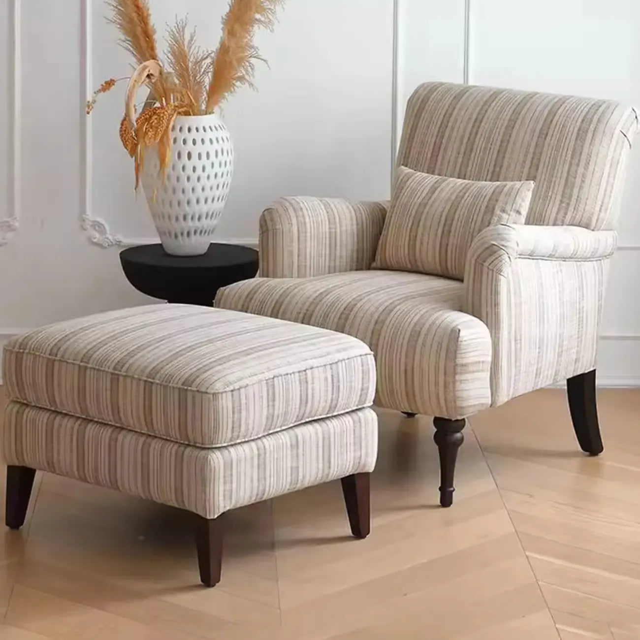 Fauteuil moderne à dossier haut en tissu avec accoudoirs pour salon