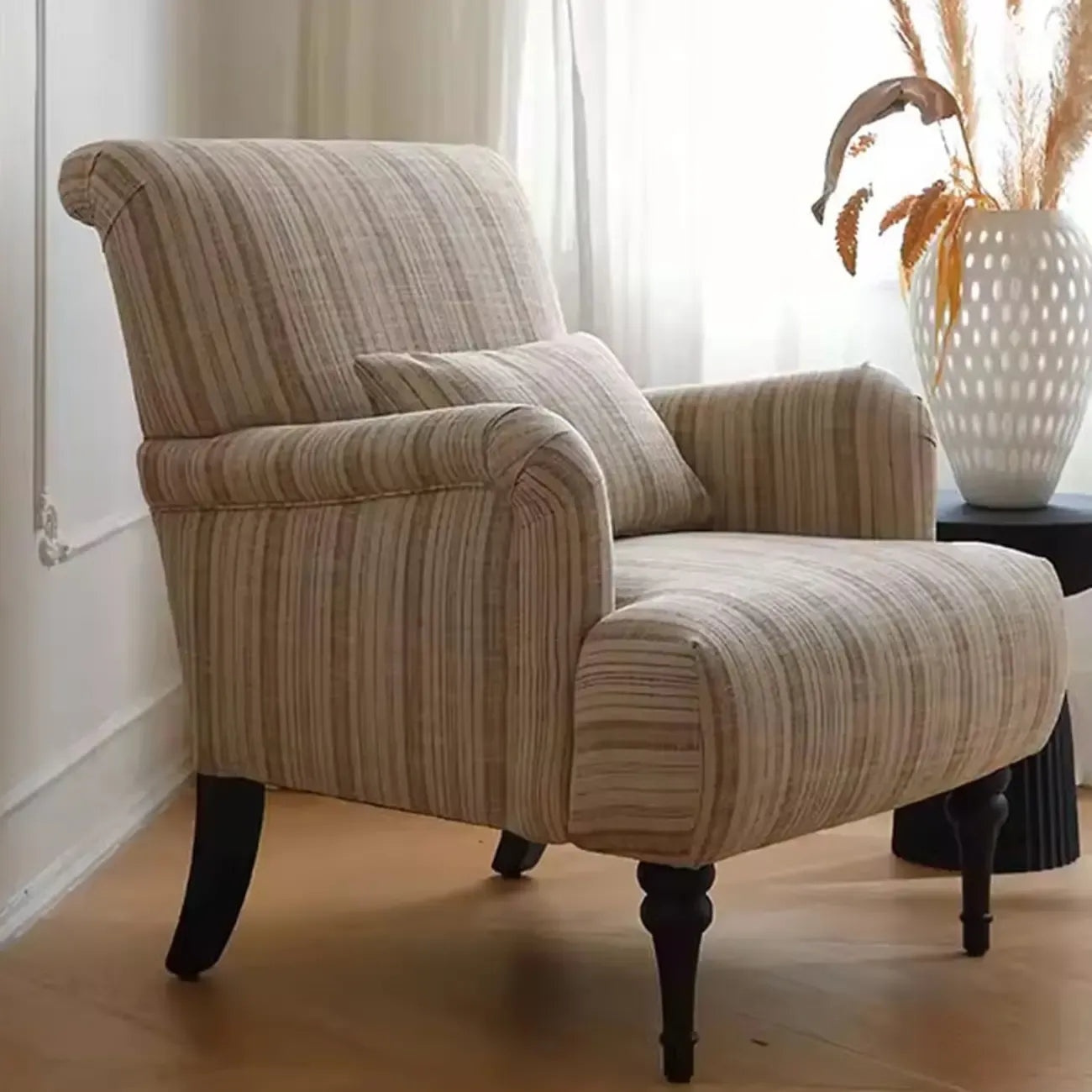 Fauteuil moderne à dossier haut en tissu avec accoudoirs pour salon