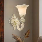 Applique murale classique vintage avec abat-jour en verre blanc à motif floral