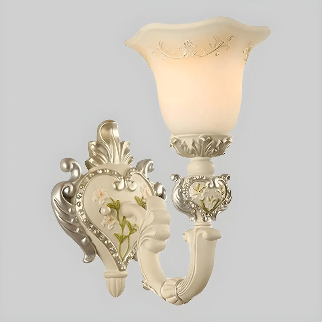 Applique murale classique vintage avec abat-jour en verre blanc à motif floral