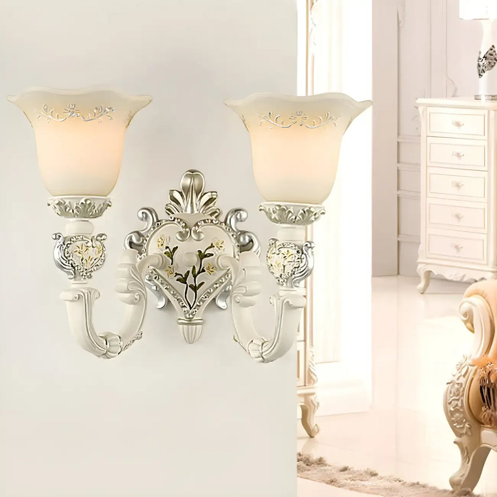Applique murale classique vintage avec abat-jour en verre blanc à motif floral