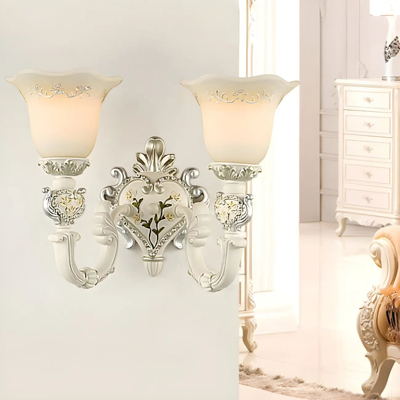 Applique murale classique vintage avec abat-jour en verre blanc à motif floral