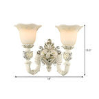 Applique murale classique vintage avec abat-jour en verre blanc à motif floral