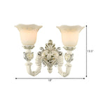 Applique murale classique vintage avec abat-jour en verre blanc à motif floral