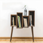 Petite bibliothèque autoportante élégante en bois, dos fermé