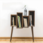 Petite bibliothèque autoportante élégante en bois, dos fermé