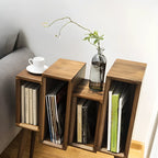 Petite bibliothèque autoportante élégante en bois, dos fermé