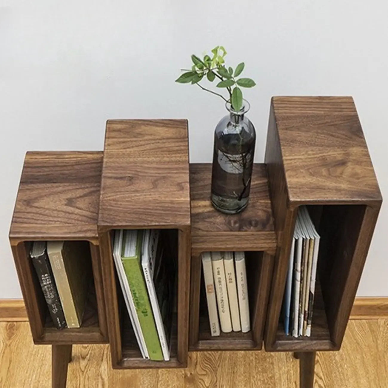 Petite bibliothèque autoportante élégante en bois, dos fermé