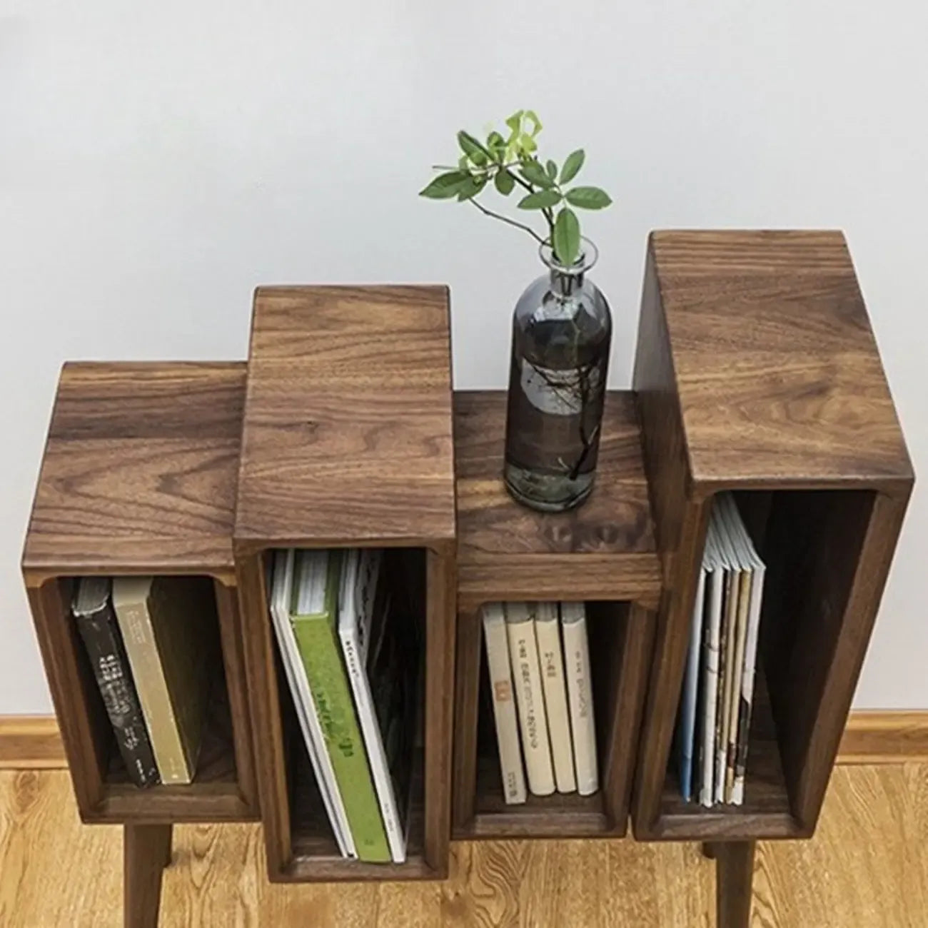 Petite bibliothèque autoportante élégante en bois, dos fermé