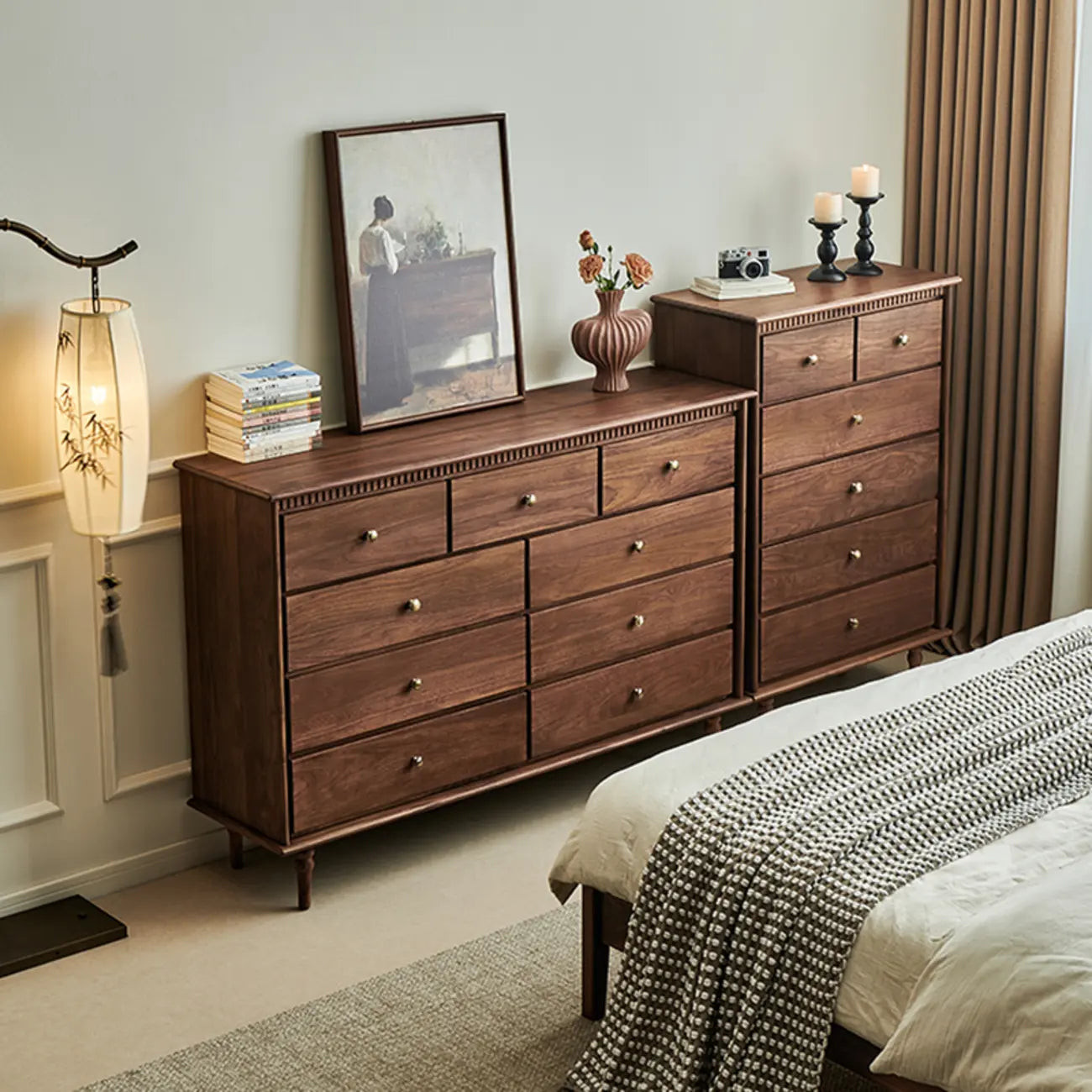 Ensemble commode en bois de noyer de style milieu du siècle avec grand espace de rangement