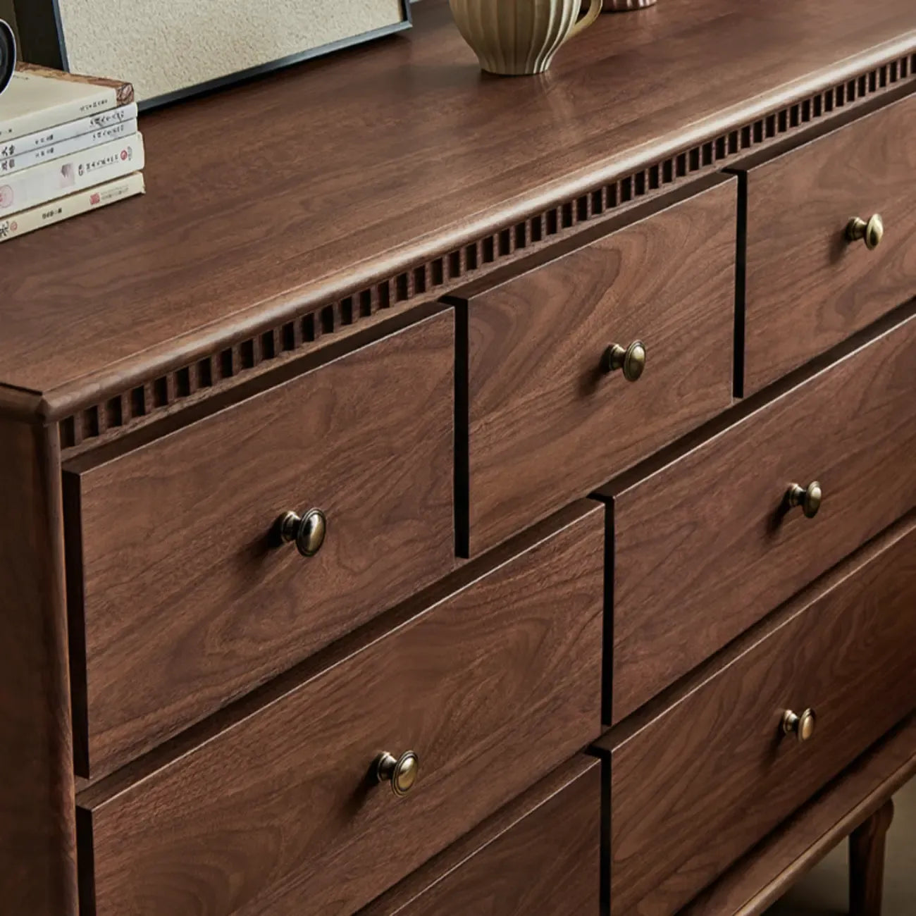 Ensemble commode en bois de noyer de style milieu du siècle avec grand espace de rangement