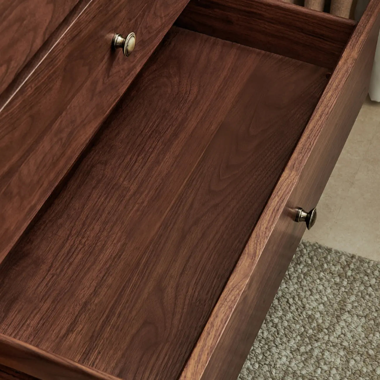 Ensemble commode en bois de noyer de style milieu du siècle avec grand espace de rangement